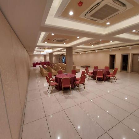 Acco Grand Hotel Lucknow Esterno foto