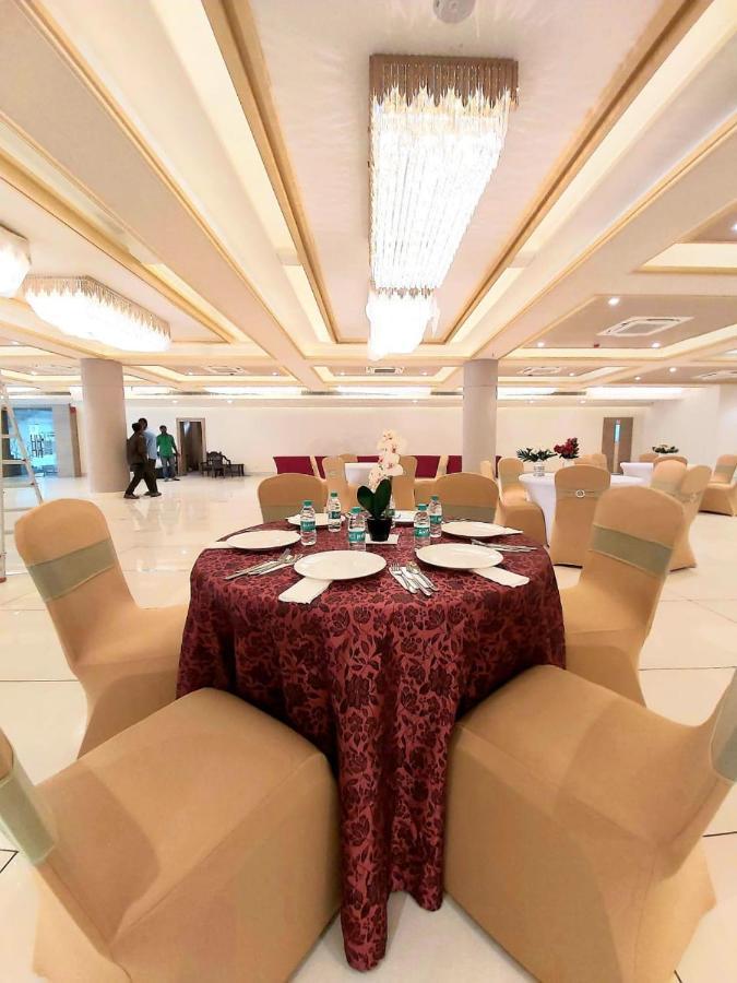 Acco Grand Hotel Lucknow Esterno foto
