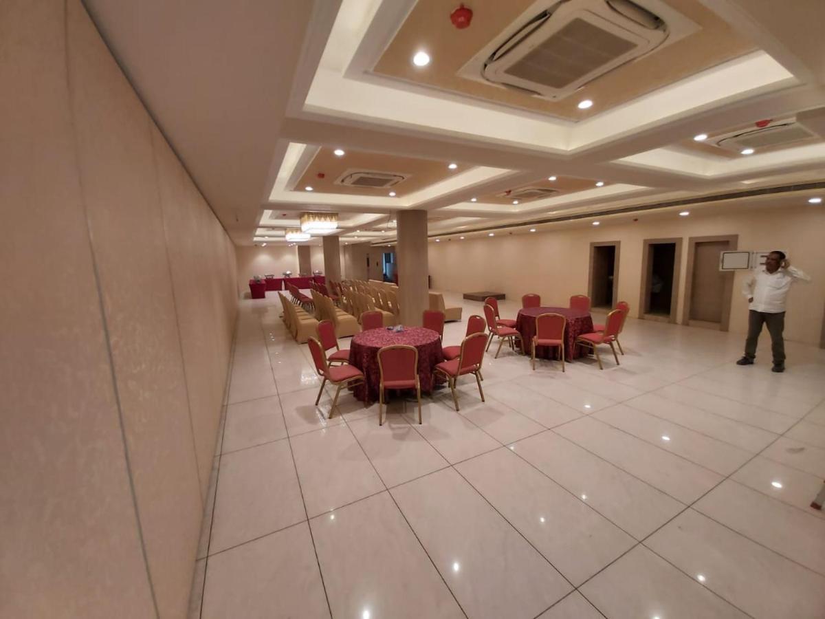 Acco Grand Hotel Lucknow Esterno foto