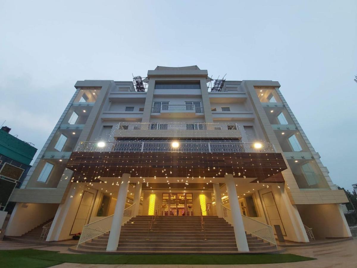 Acco Grand Hotel Lucknow Esterno foto